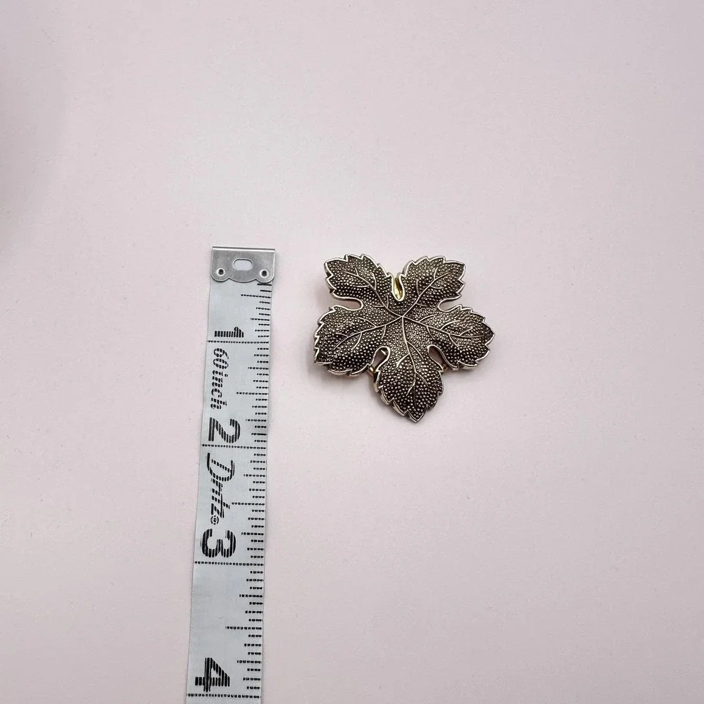 Vintage 90s Silver Tone Maple Leaf Scarf Clip Brooch Textured‎ Nature Jewelry